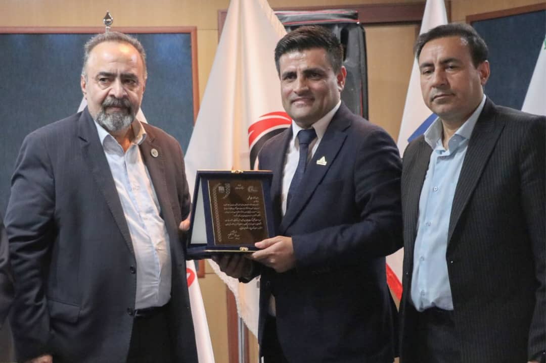 تقدیر از مدیر عامل شرکت الماس آسانسور در دومین کنگره ملی صنعت آسانسور و پله برقی